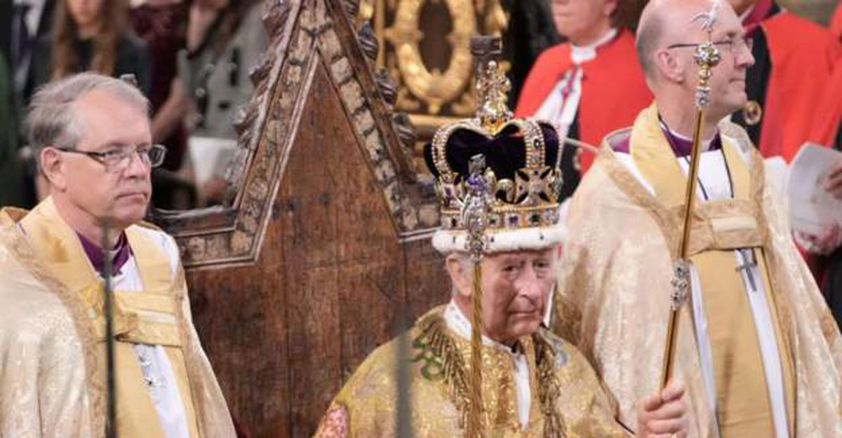 রাজমুকুট পরলেন তৃতীয় চার্লস