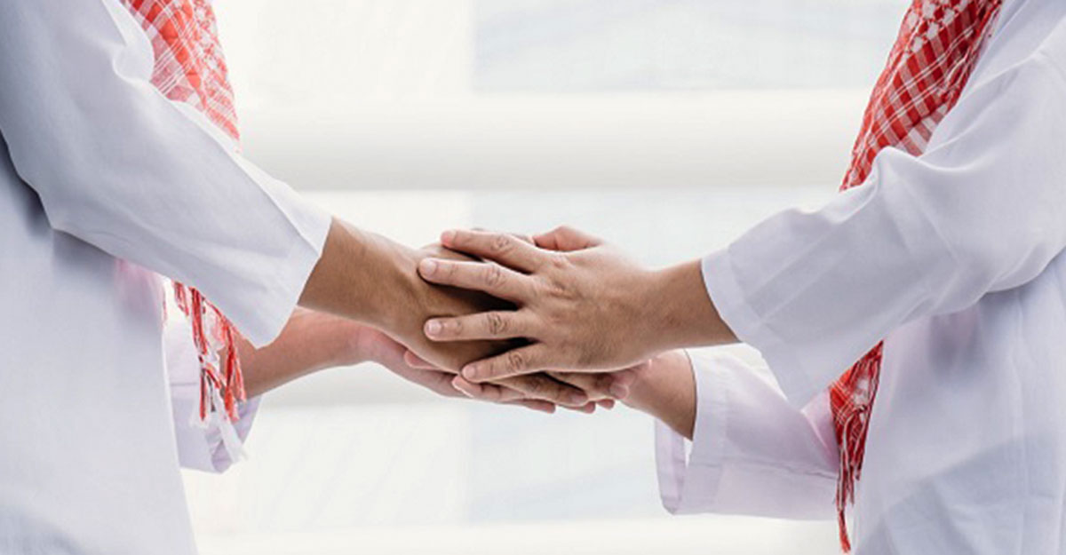 মুসাফাহার সময় কি বুকে হাত লাগাতে হয়?