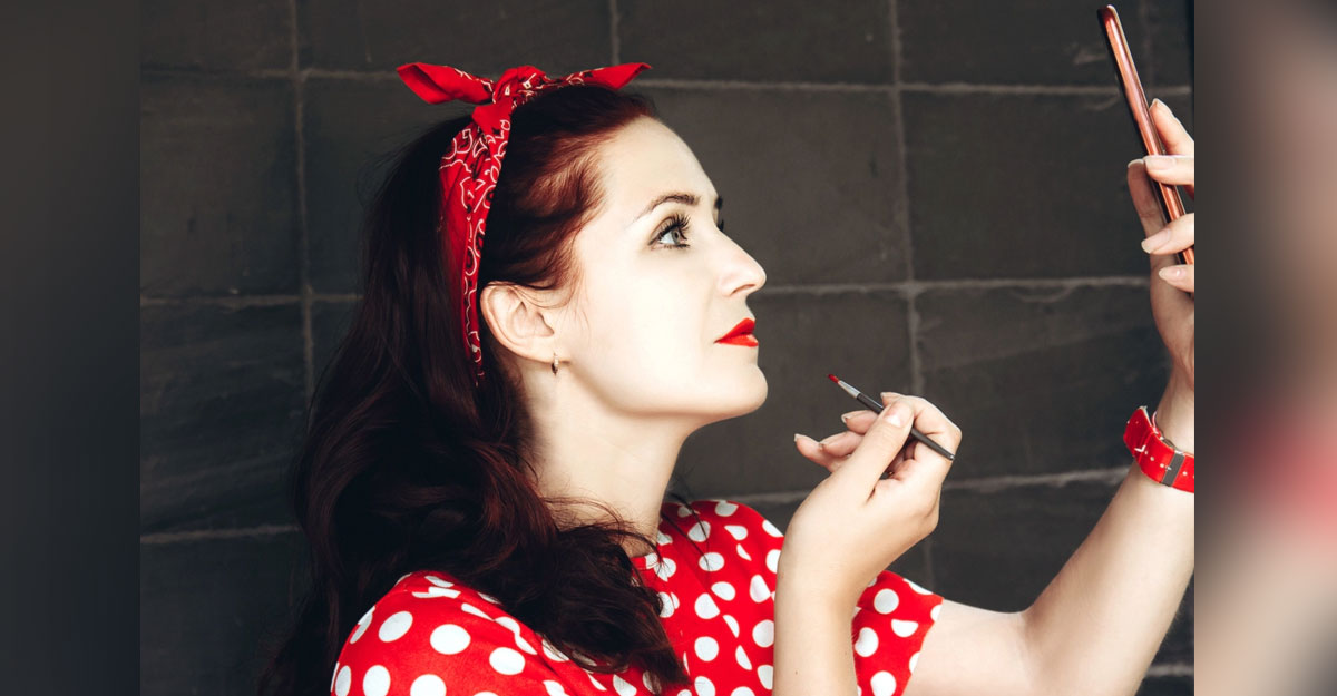 লিপস্টিক বানান নিজেই 