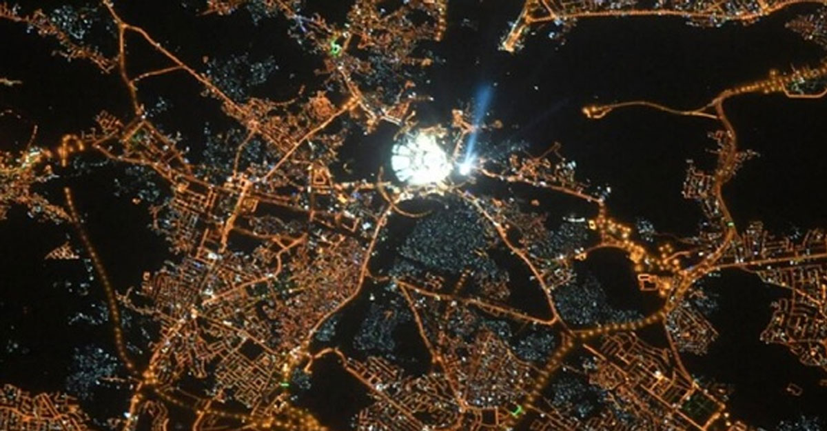 লাইটের মতো জ্বলছে, মহাকাশ থেকে মক্কার ভিডিও দেখালেন রায়ানা