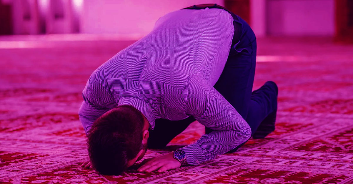 মুনাফিক যে নামাজকে ভয় পায়