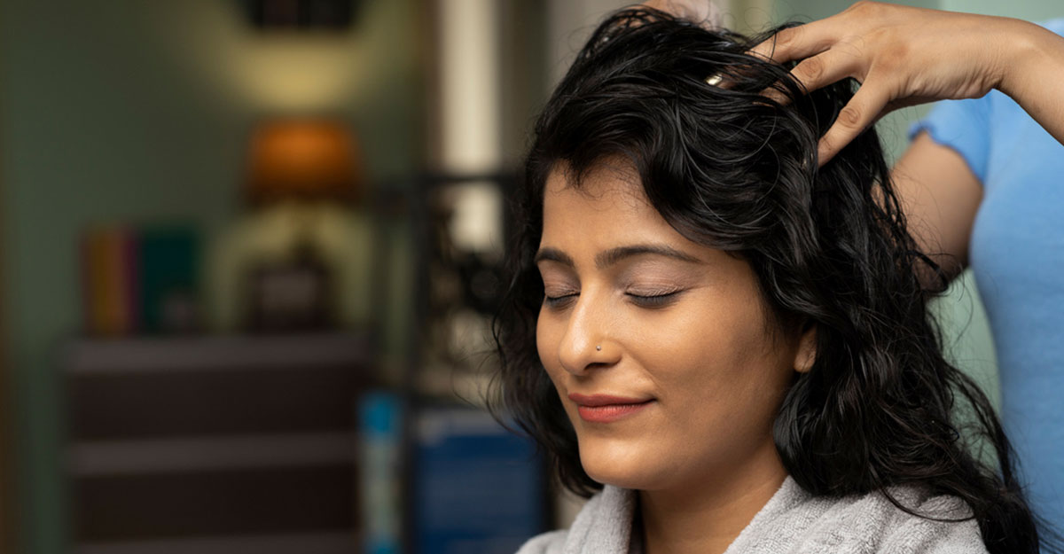 চুলে তেল দিয়ে সারারাত রাখলে  কি উপকার বেশি হয়?