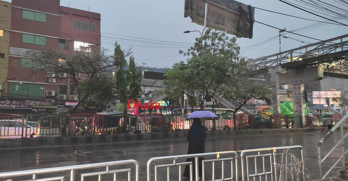 ঝড়ের কবলে রাজধানী