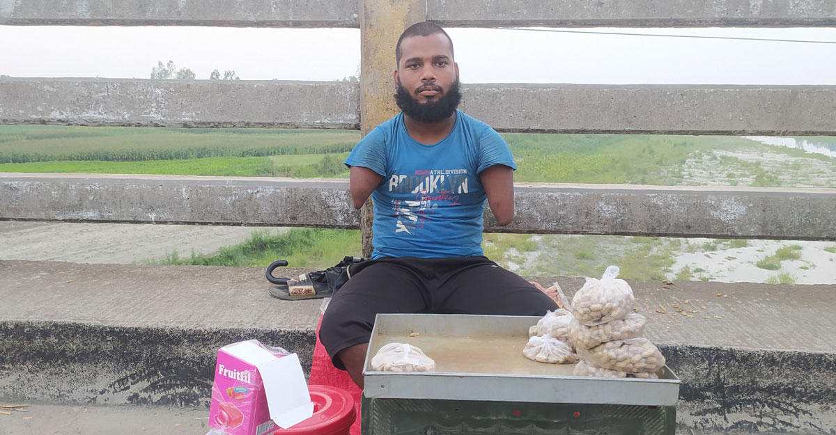 ২ হাত নাই তবুও জীবন সংগ্রামে হার মানেননি রুবেল