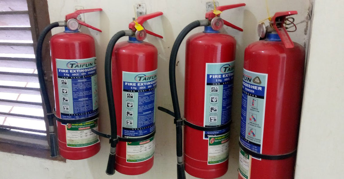 রুয়েটের দেওয়ালে মেয়াদোত্তীর্ণ অগ্নিনির্বাপক যন্ত্র