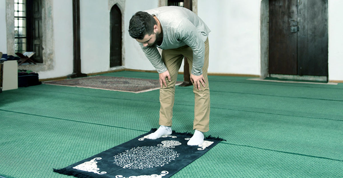 সেজদার সময় আগে হাঁটু জমিনে রাখবেন নাকি হাত?