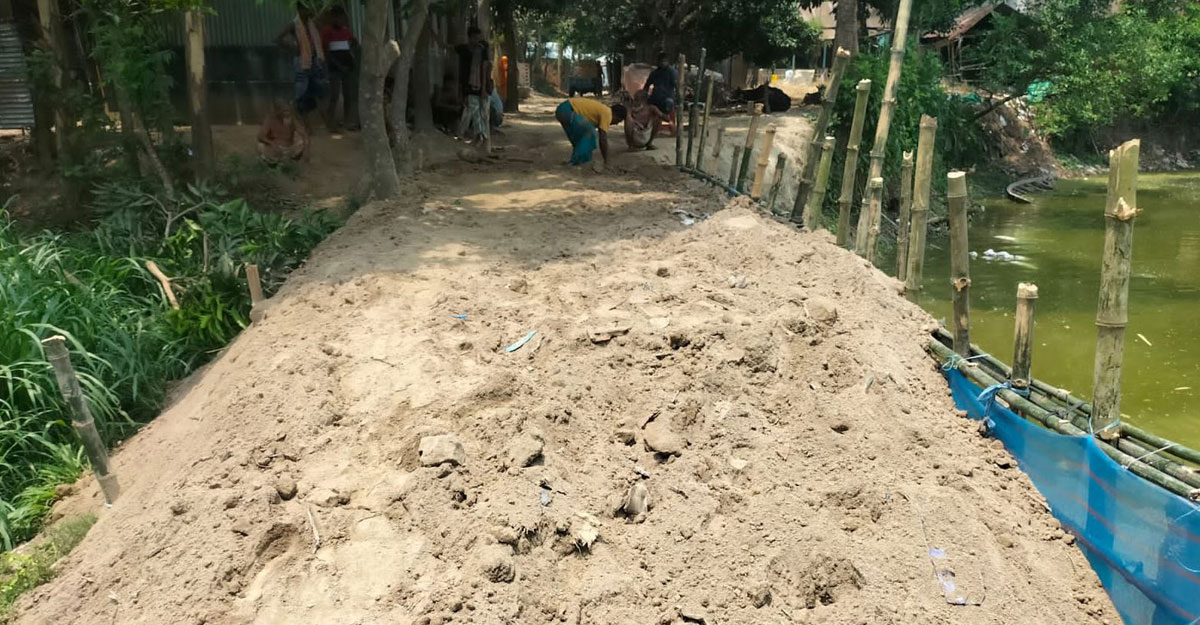 সিংহগাতীতে এমপির অর্থায়নে সড়ক নির্মাণ, দুর্ভোগের অবসান