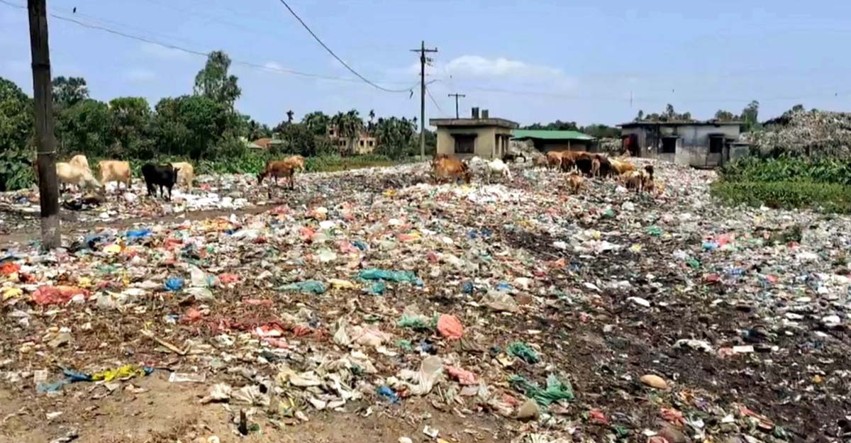 কলেজের সামনে ময়লার ভাগাড়: অনির্দিষ্টকালের জন্য ক্লাস বর্জন