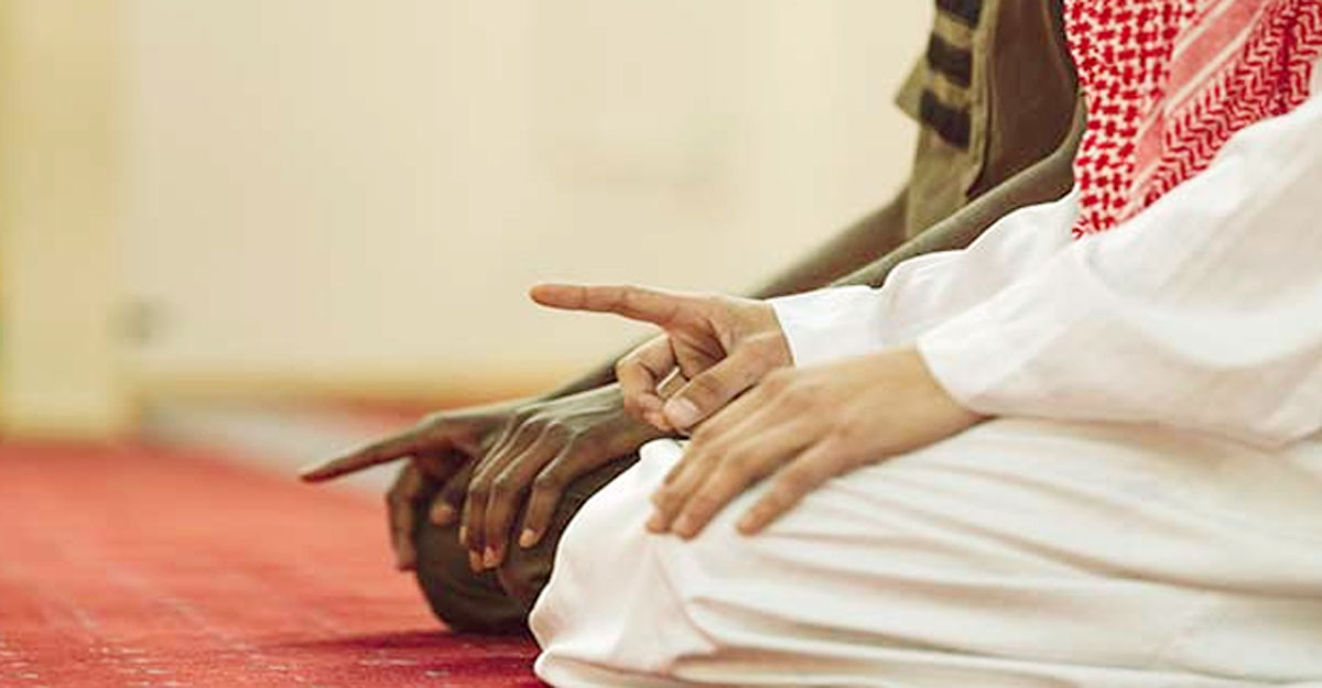 তাশাহুদের সময় আঙ্গুল কি নাড়াতেই থাকবেন?