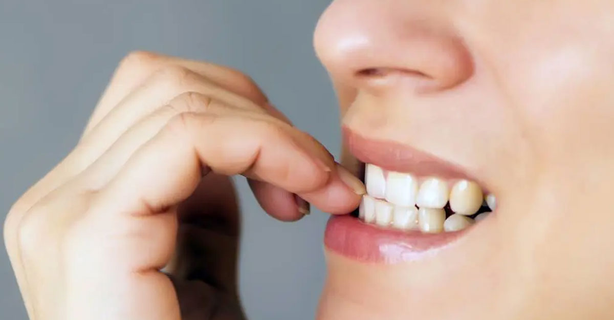 দাঁত দিয়ে নখ কাটলে কী হয়?