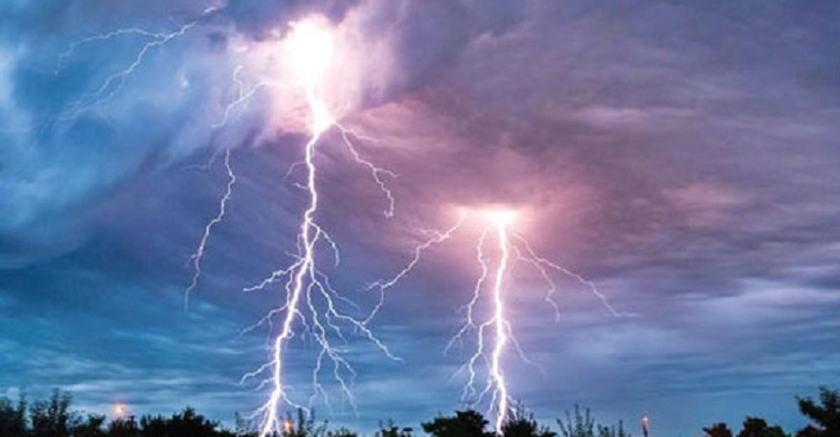 বজ্রপাতে প্রাণ গেল কিশোরের