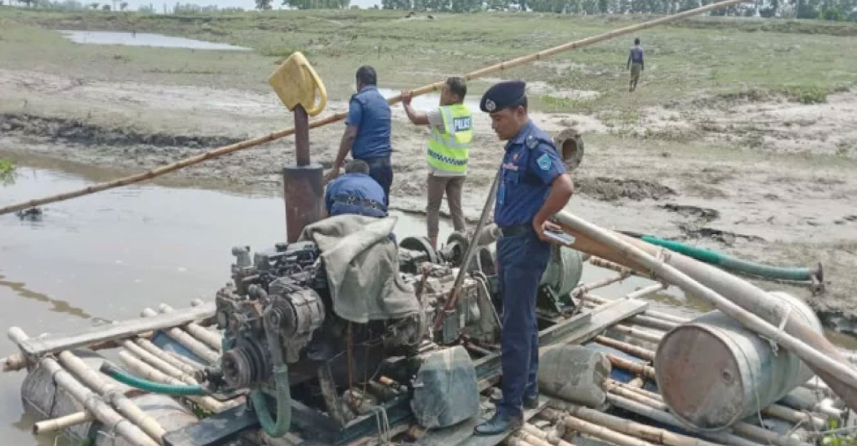 চিলমারীতে ড্রেজার দিয়ে বালু উত্তোলন