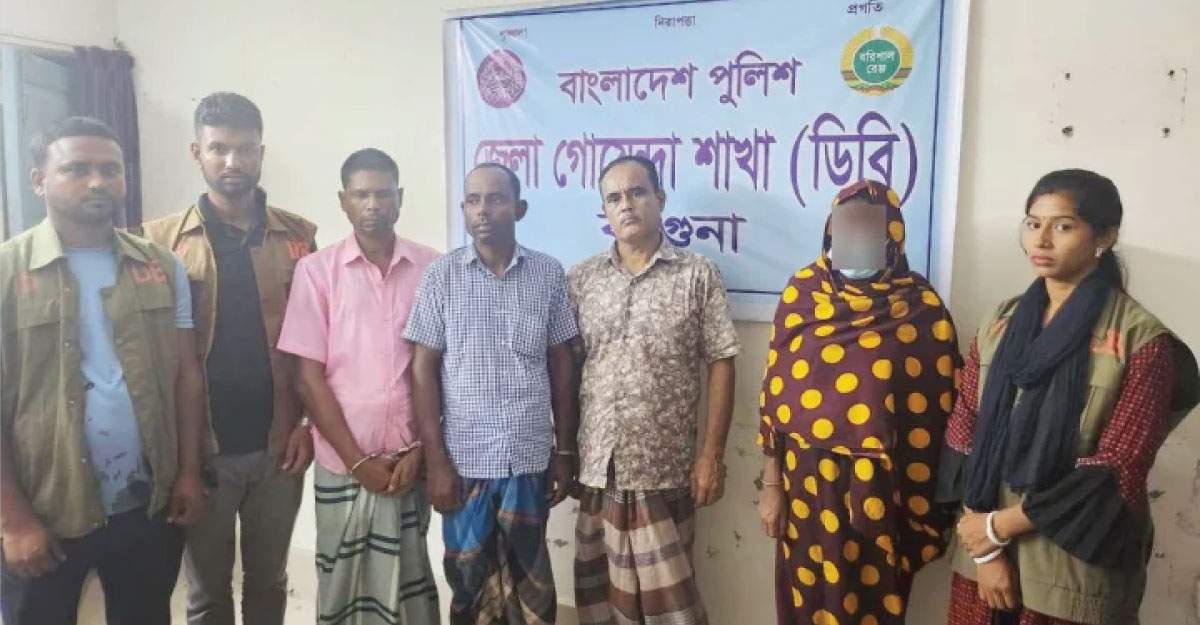 আবাসিক হোটেল থেকে নারীসহ আটক ৪