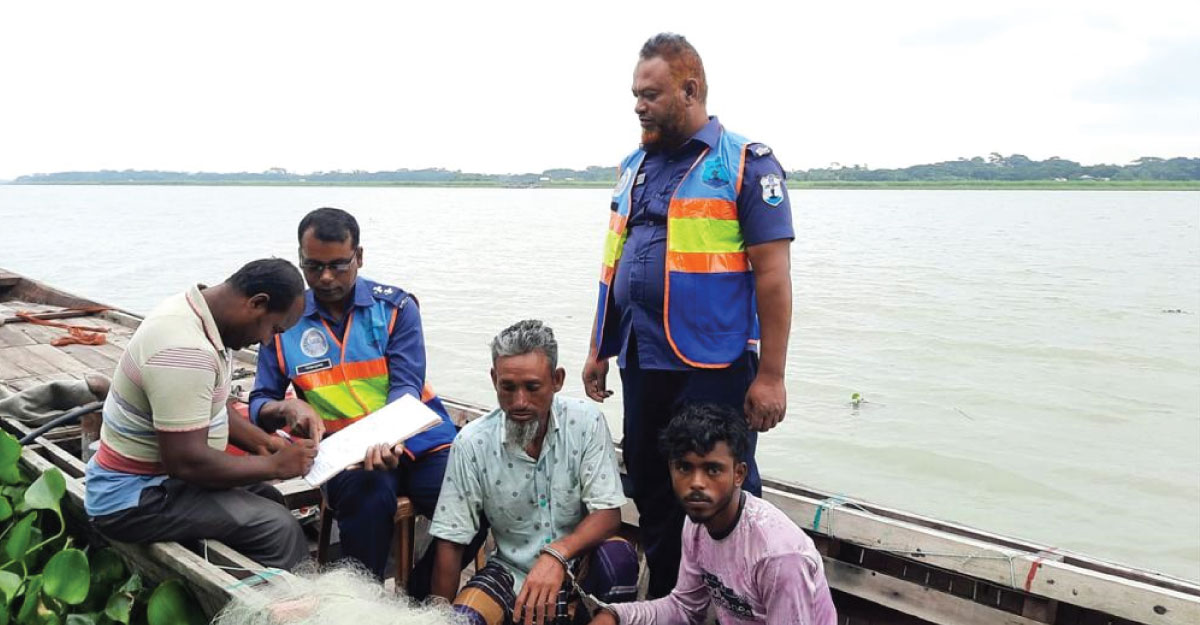 বরিশালে ১০ লক্ষাধিক মিটার কারেন্ট জালসহ দুই জেলে গ্রেফতার