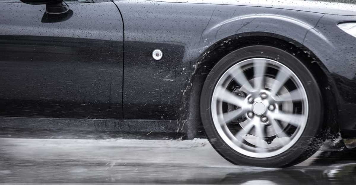 ভেজা রাস্তায় চাকার গ্রিপ হারালে কী করবেন?