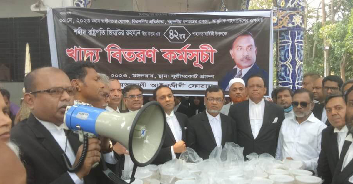 জিয়াউর রহমানের মৃত্যুবার্ষিকীতে হাইকোর্ট মাজারে খাবার বিতরণ