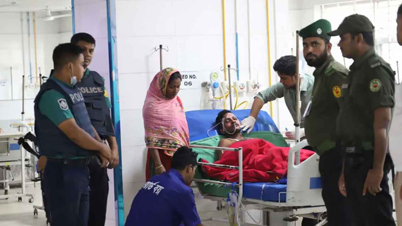 মেরাদিয়ায় বাসে পেট্রোল বোমার আগুনে চালক দগ্ধ