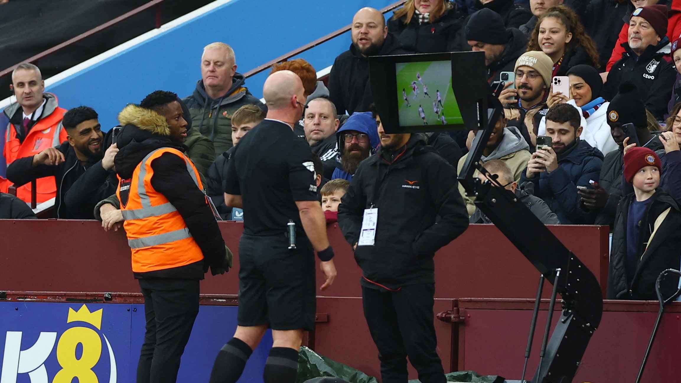 ফুটবলে রেফারিদের সহায়তা করছেন বিমানের পাইলটরা