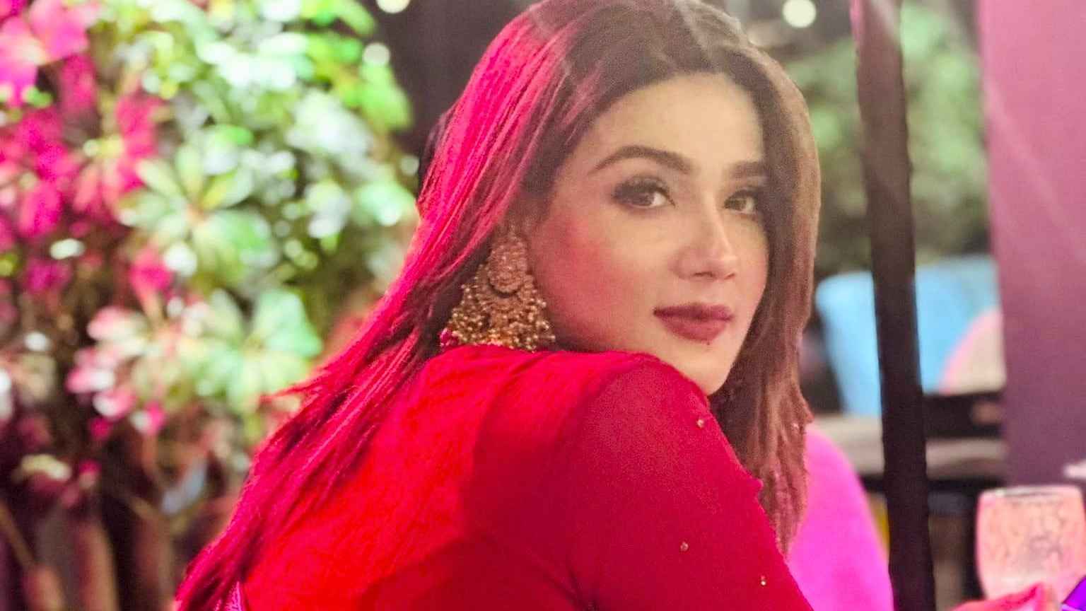 পারিশ্রমিকের ৯ লাখ টাকা ফেরত দিলেন মাহি