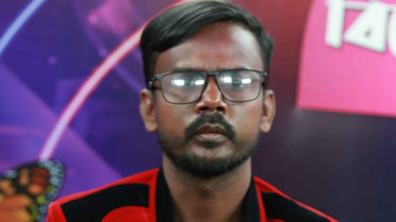 এবার দলের টিকিটে নির্বাচন করবেন হিরো আলম