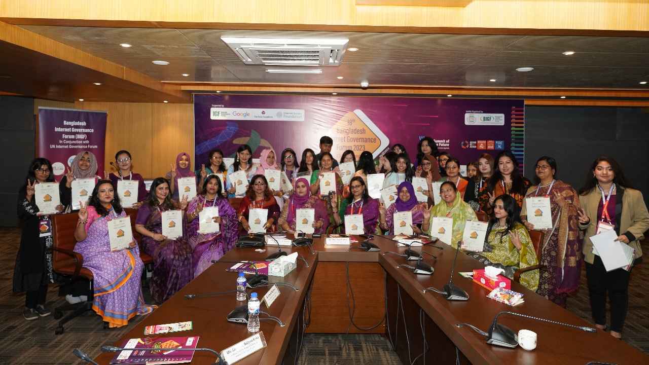 ইন্টারনেট ব্যবহারে নারীদের প্রযুক্তিগত জ্ঞান জরুরি