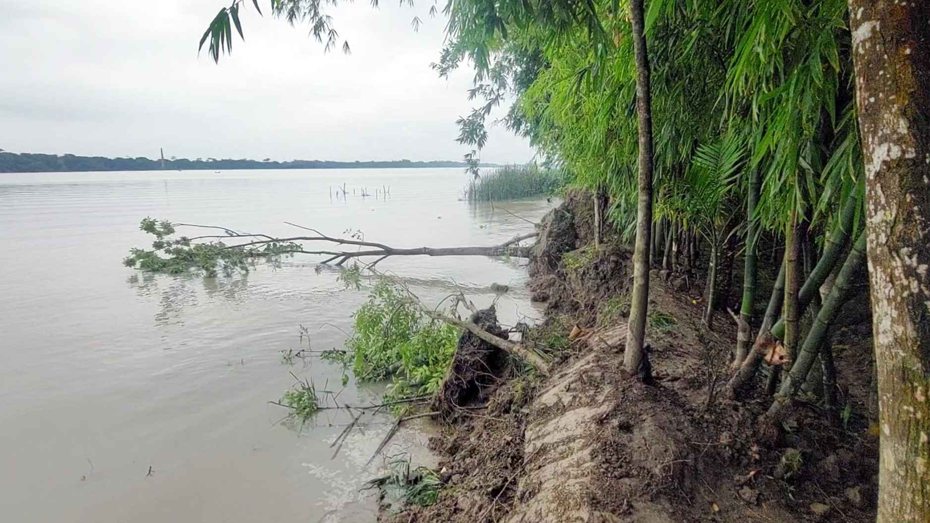 ঝালকাঠিতে অরক্ষিত বেড়িবাঁধ আর ভাঙনের কবলে দুই লাখ মানুষ