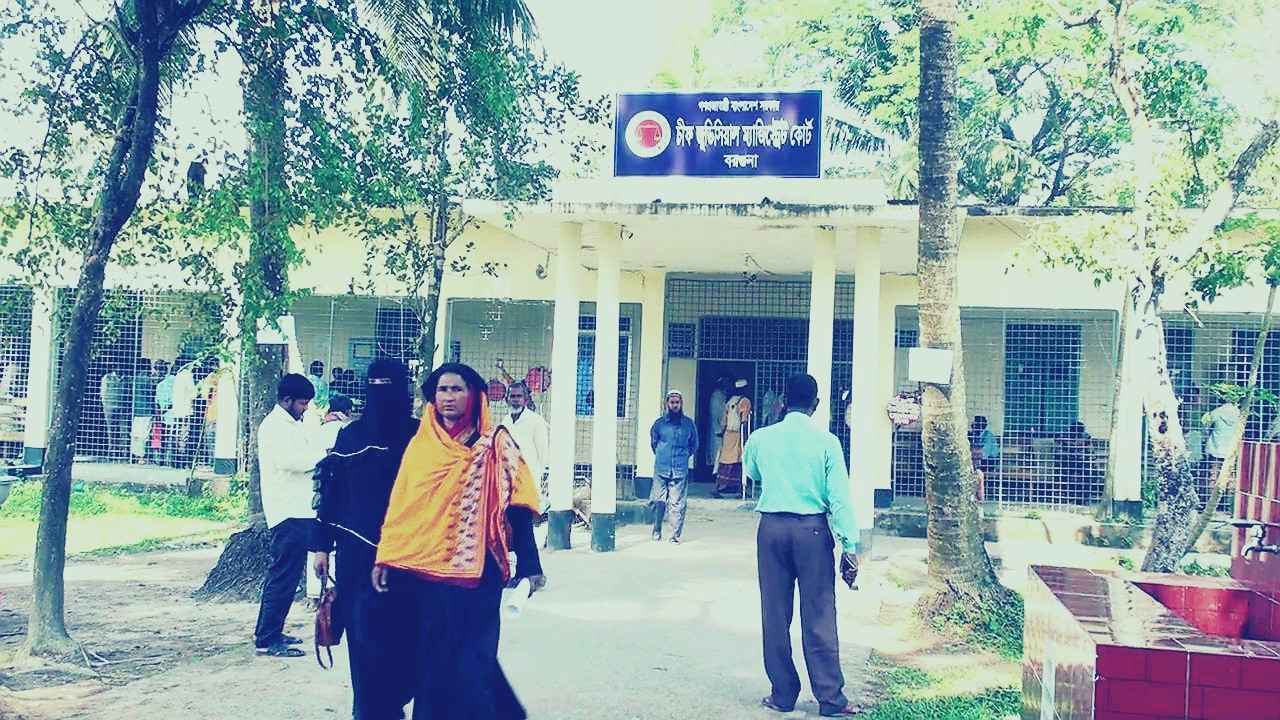 কুকুর হত্যায় মামলা, ৩ জনের বিরুদ্ধে সমন জারি