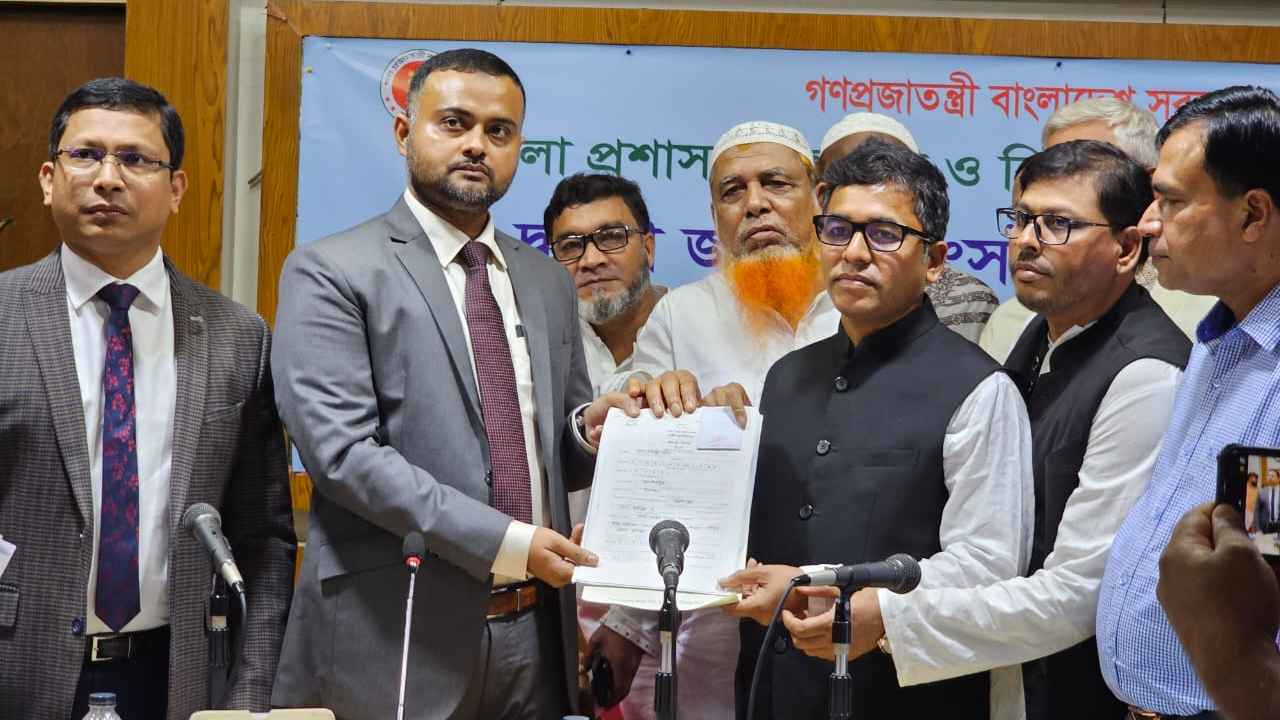 কুমিল্লা-৪ দেবিদ্বার আসনে মনোনয়নপত্র জমা দিলেন আবুল কালাম আজাদ