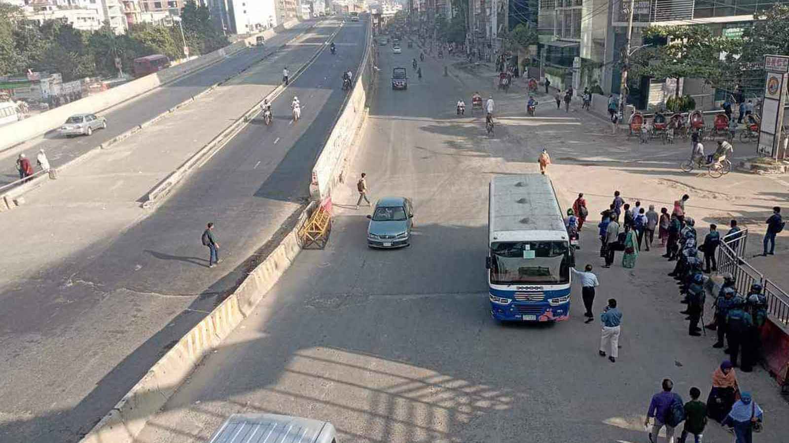 ঢাকায় গণপরিবহন কম, ছাড়ছে না দূরপাল্লার বাস