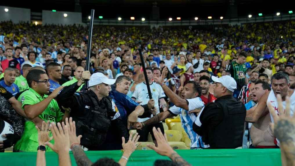 পুলিশের লাঠিচার্জ থেকে ভক্তদের বাঁচাতে ঝাপিয়ে পড়লেন মার্টিনেজ