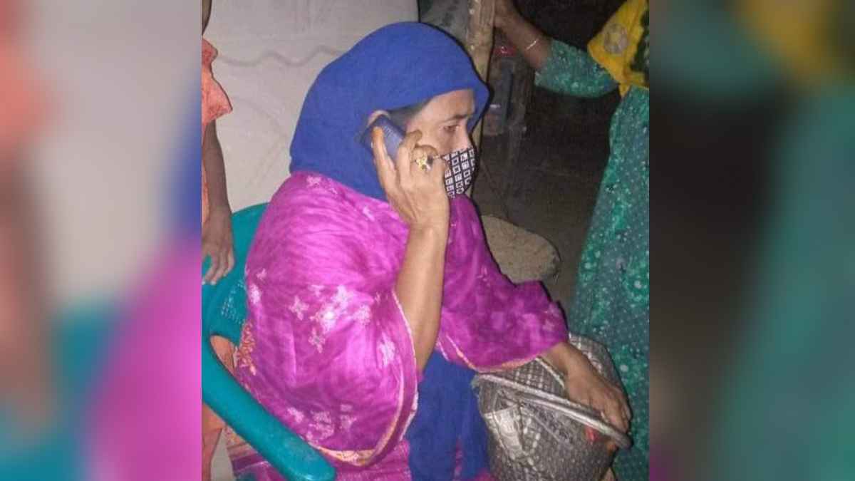 বিয়ের দাবিতে যুবকের বাড়িতে ৫০ বছরের নারীর অনশন