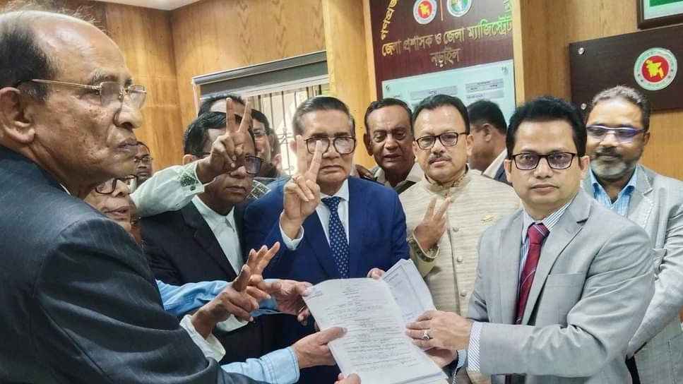 মাশরাফির মনোনয়নপত্র জমা দিলেন নেতাকর্মীরা