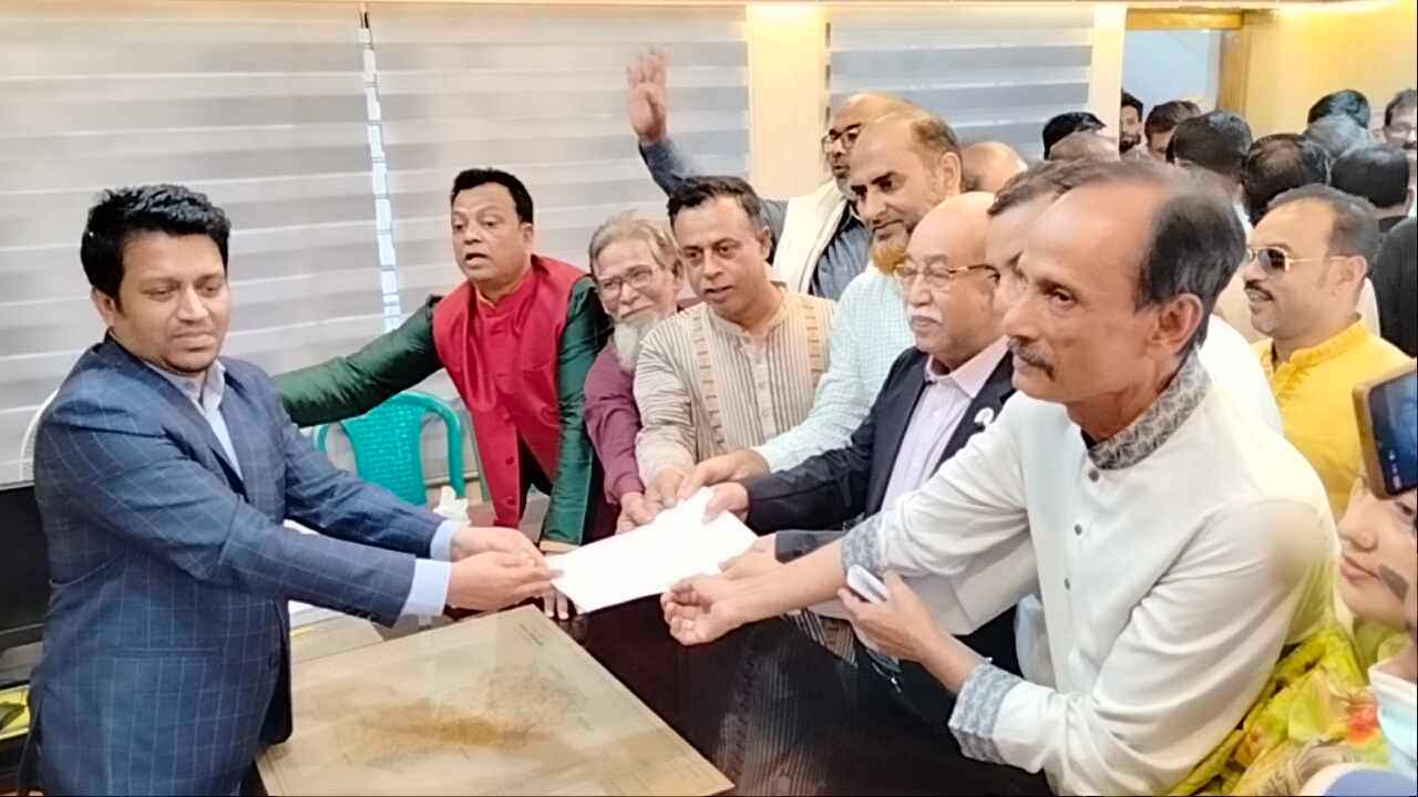 নরসিংদীতে আনন্দমুখর পরিবেশে মনোনয়ন ফরম জমা দিলেন প্রার্থীরা