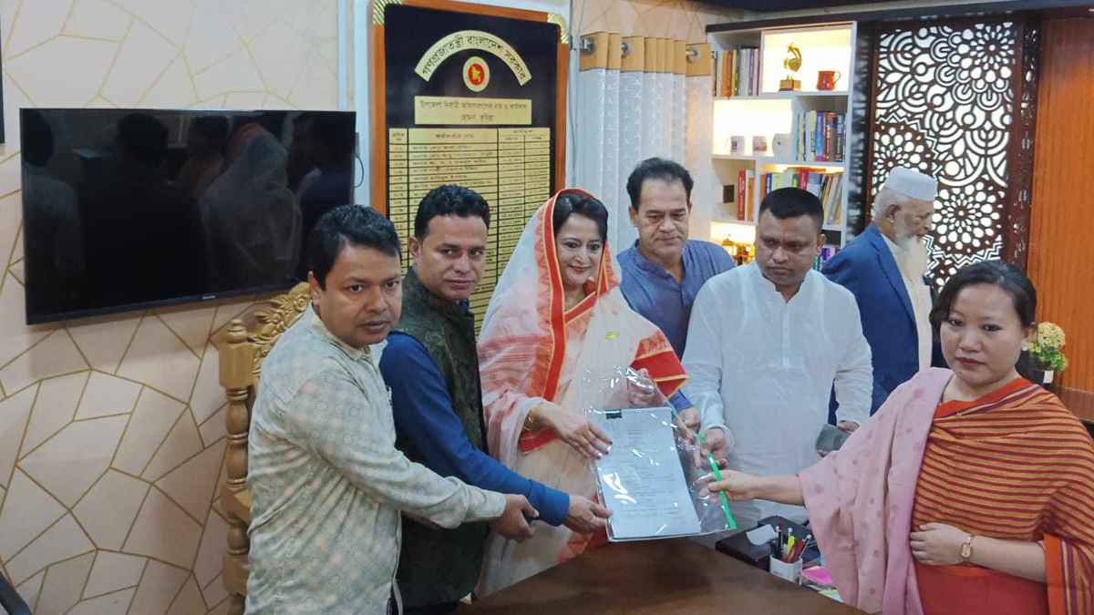 কুমিল্লা-২ আসনের মনোনয়ন ফর্ম জমা দিলেন সেলিমা আহমাদ
