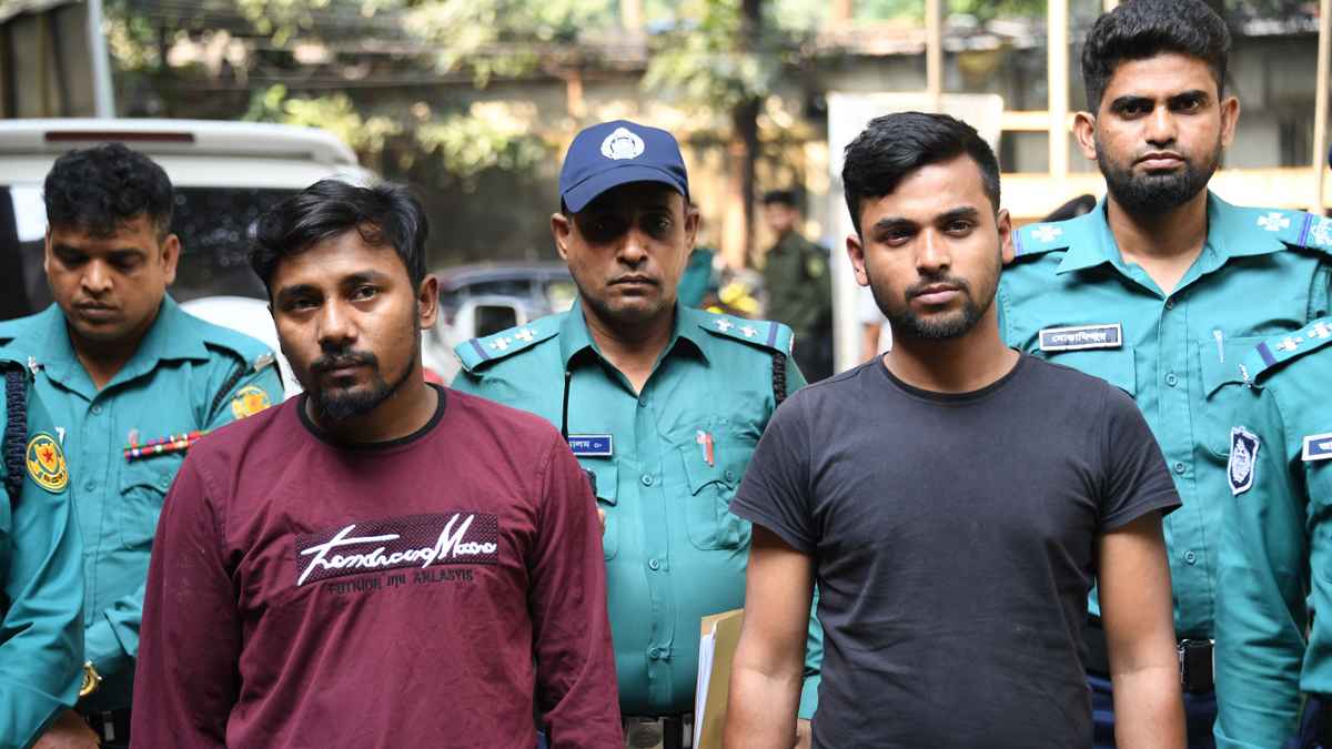 বাসে আগুন দেওয়ার সময় হাতেনাতে গ্রেফতার