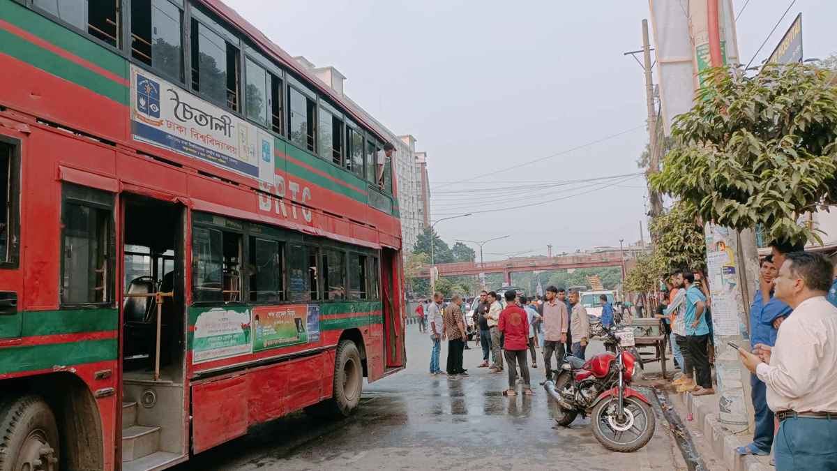 আগুন থেকে অল্পের জন্য রক্ষা পেল ঢাবির শিক্ষার্থীবাহী বাস