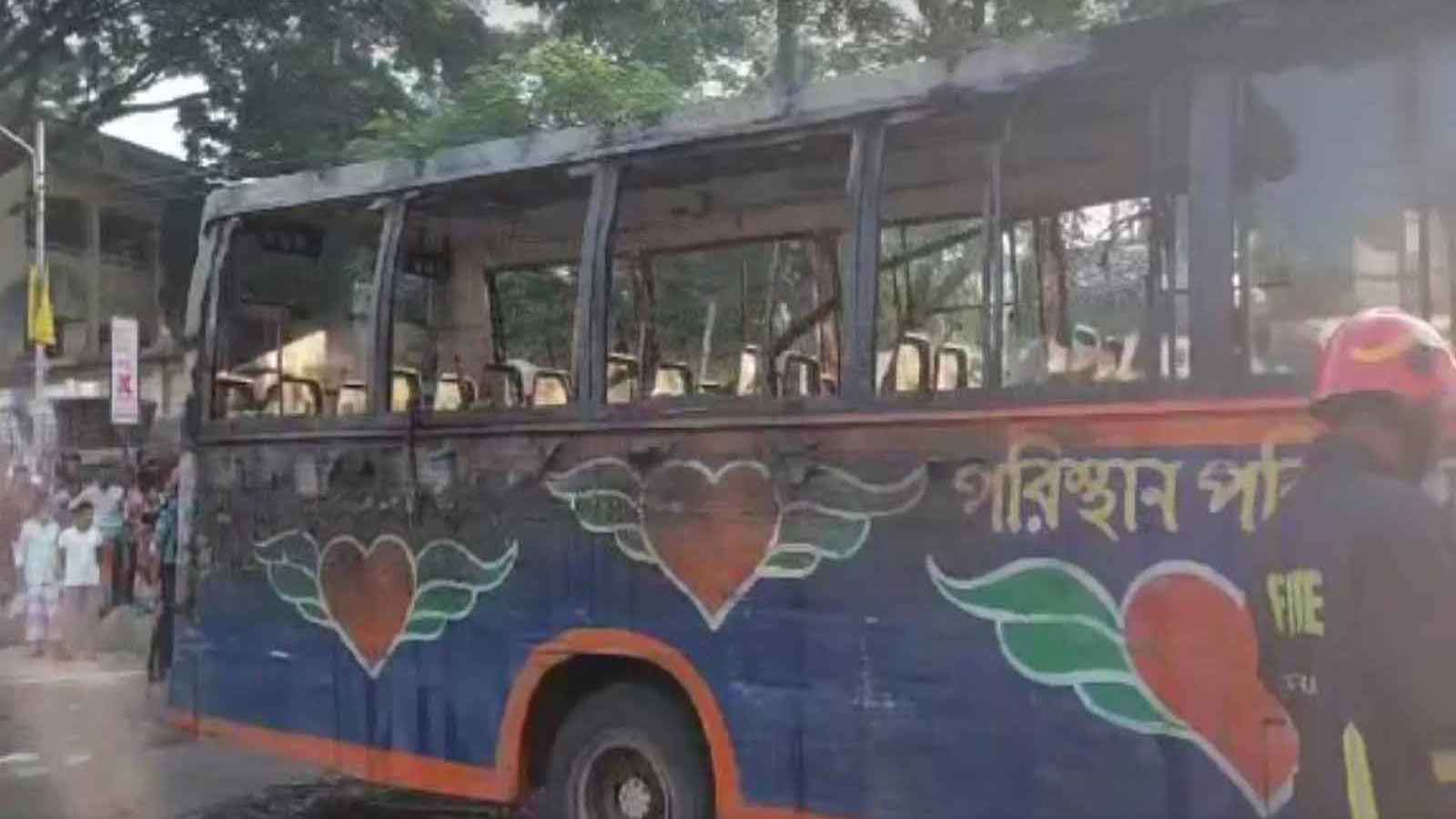 সাতসকালে উত্তরায় বাসে আগুন