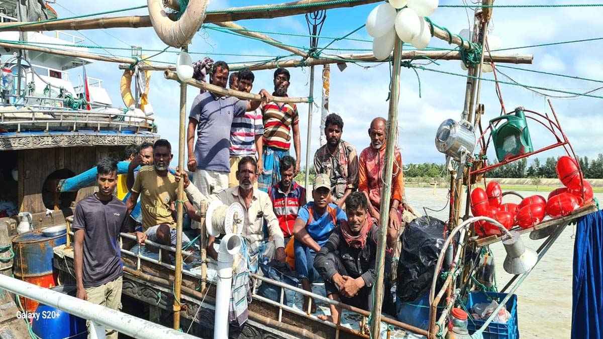 মিধিলির কবলে পড়া ১৮ জেলে জীবিত উদ্ধার