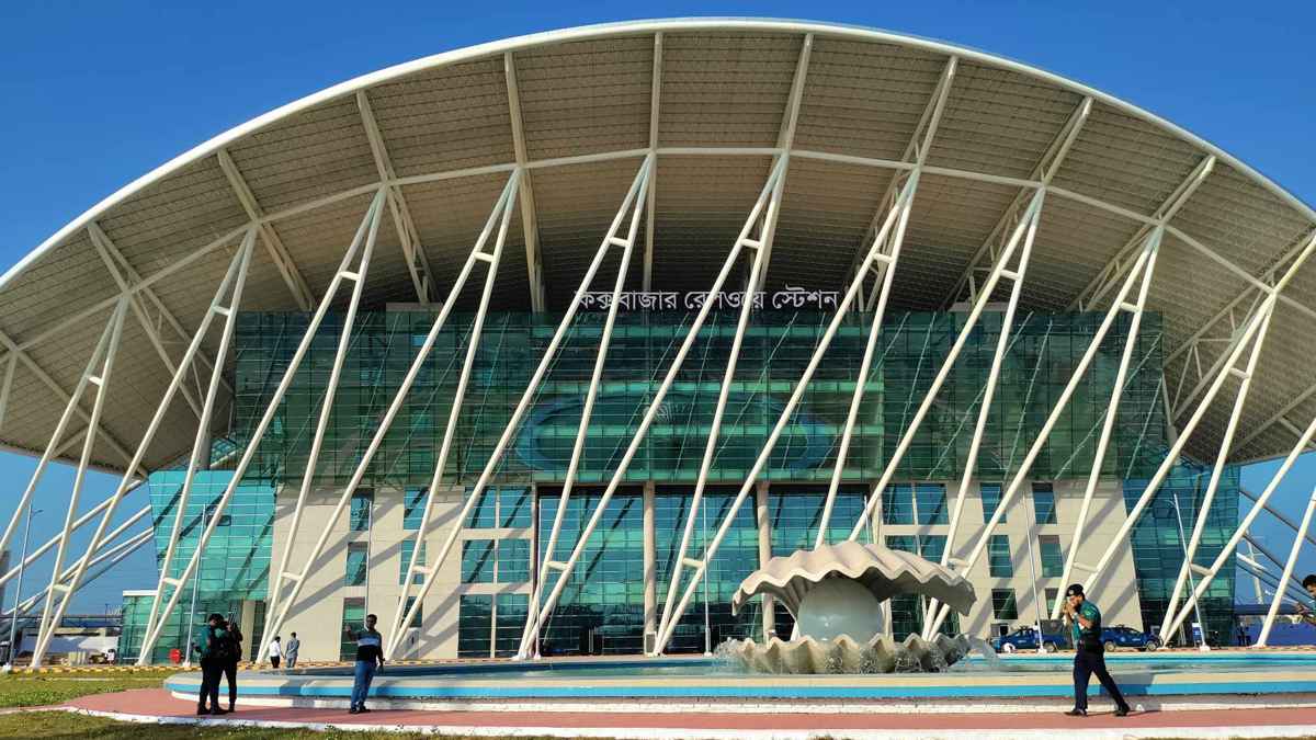 প্রথম দিনের টিকিট বিক্রিতে কক্সবাজারের মানুষের অভূতপূর্ব সাড়া