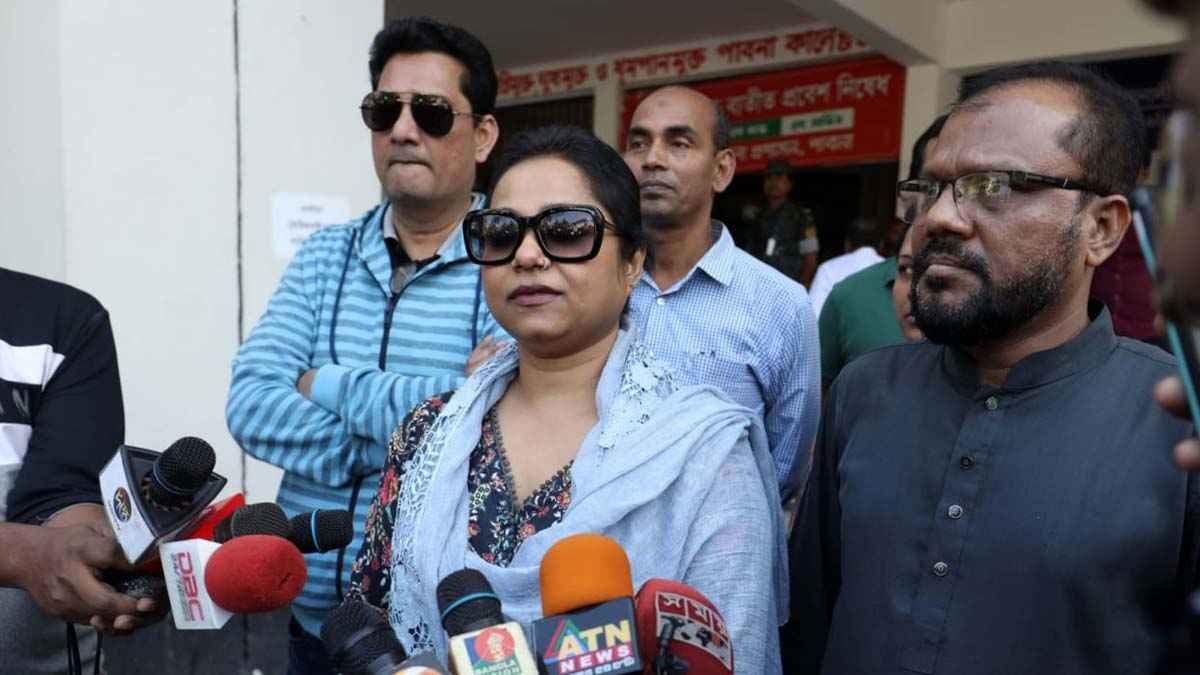 পাবনা-২ আসনে মনোনয়নপত্র জমা দিলেন কন্ঠশিল্পী ডলি সায়ন্তনী