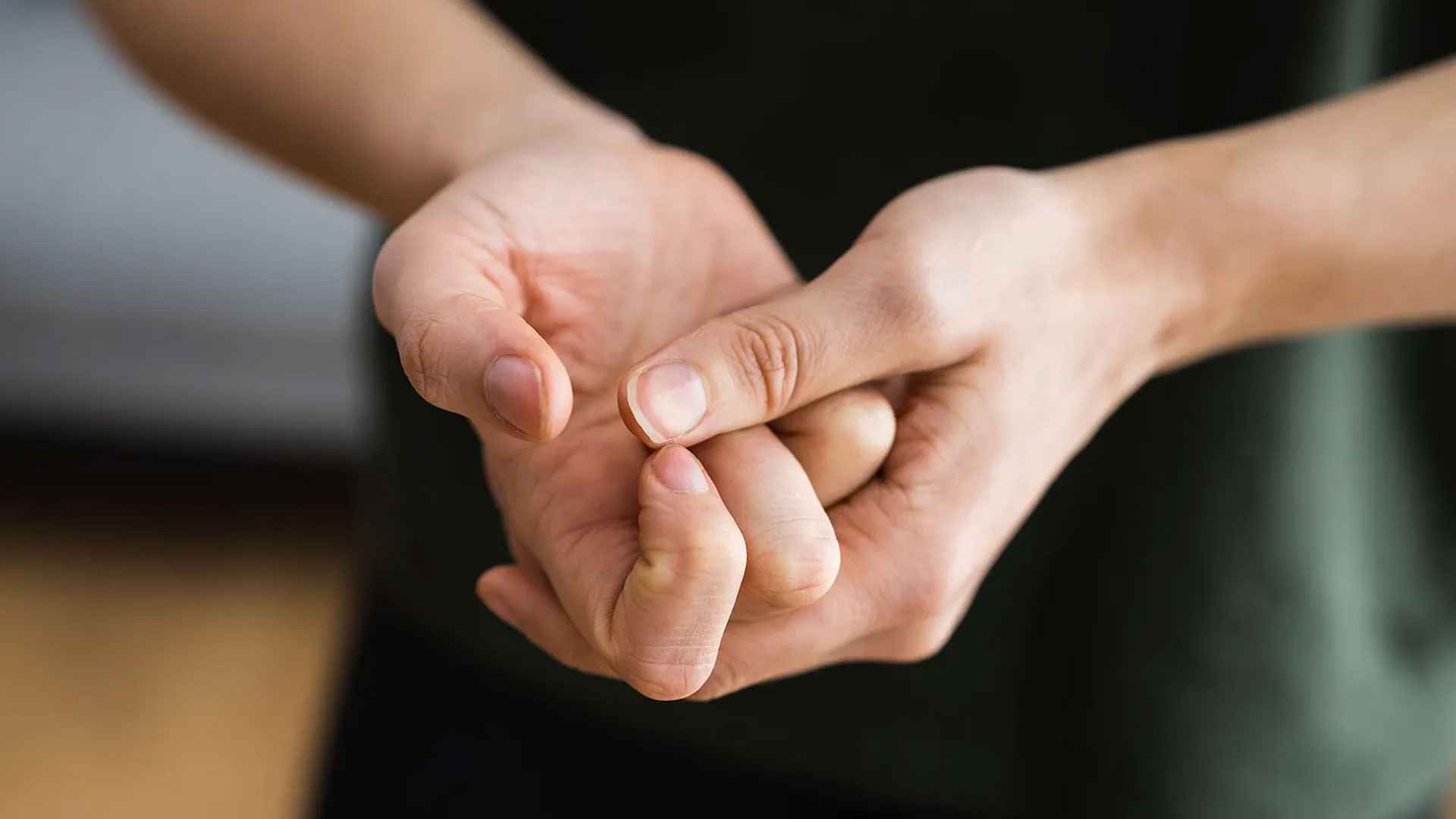 আঙুল মটকানো কি শরীরের জন্য ক্ষতিকর?