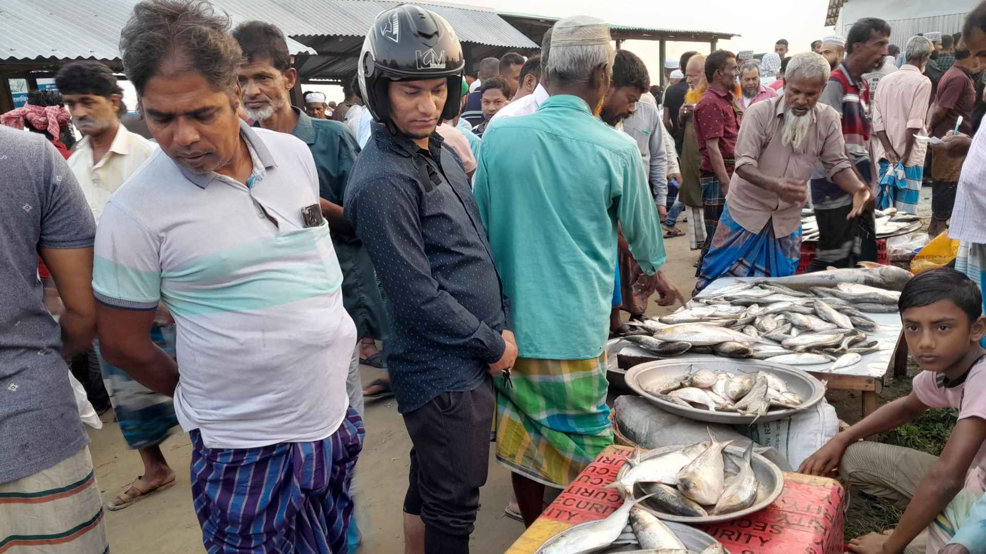 শরীয়তপুরের মাছ বাজারগুলো ফিরেছে চেনা রূপে