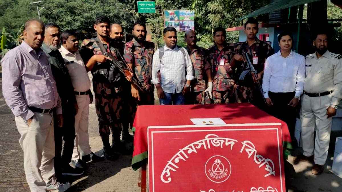 সোনামসজিদ চেকপোস্টে ২টি স্বর্ণের বারসহ যাত্রী আটক