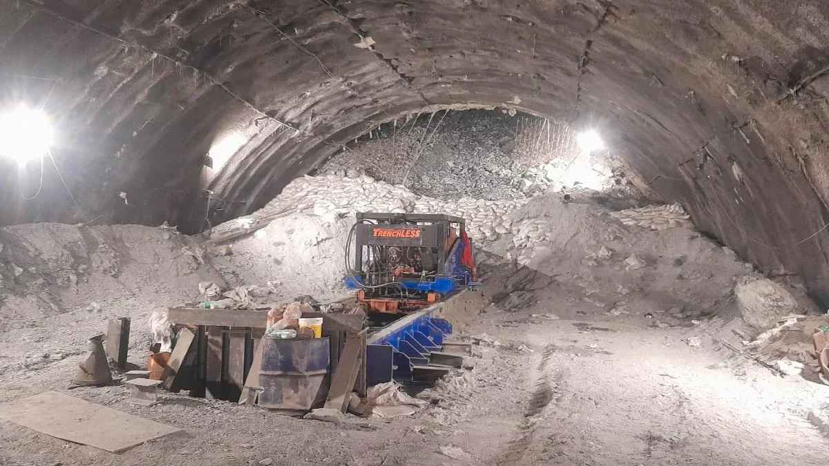 ভারতে ৮দিন ধরে সুড়ঙ্গে আটকা ৪১ শ্রমিক, মেলেনি আশার আলো