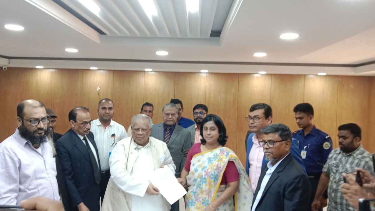 মনোনয়নপত্র জমা দিলেন আমির হোসেন আমু