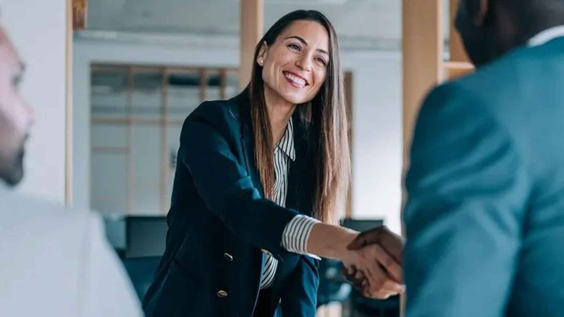 ১৮ হাজার টাকা বেতনে মধুমতি ব্যাংকে চাকরি