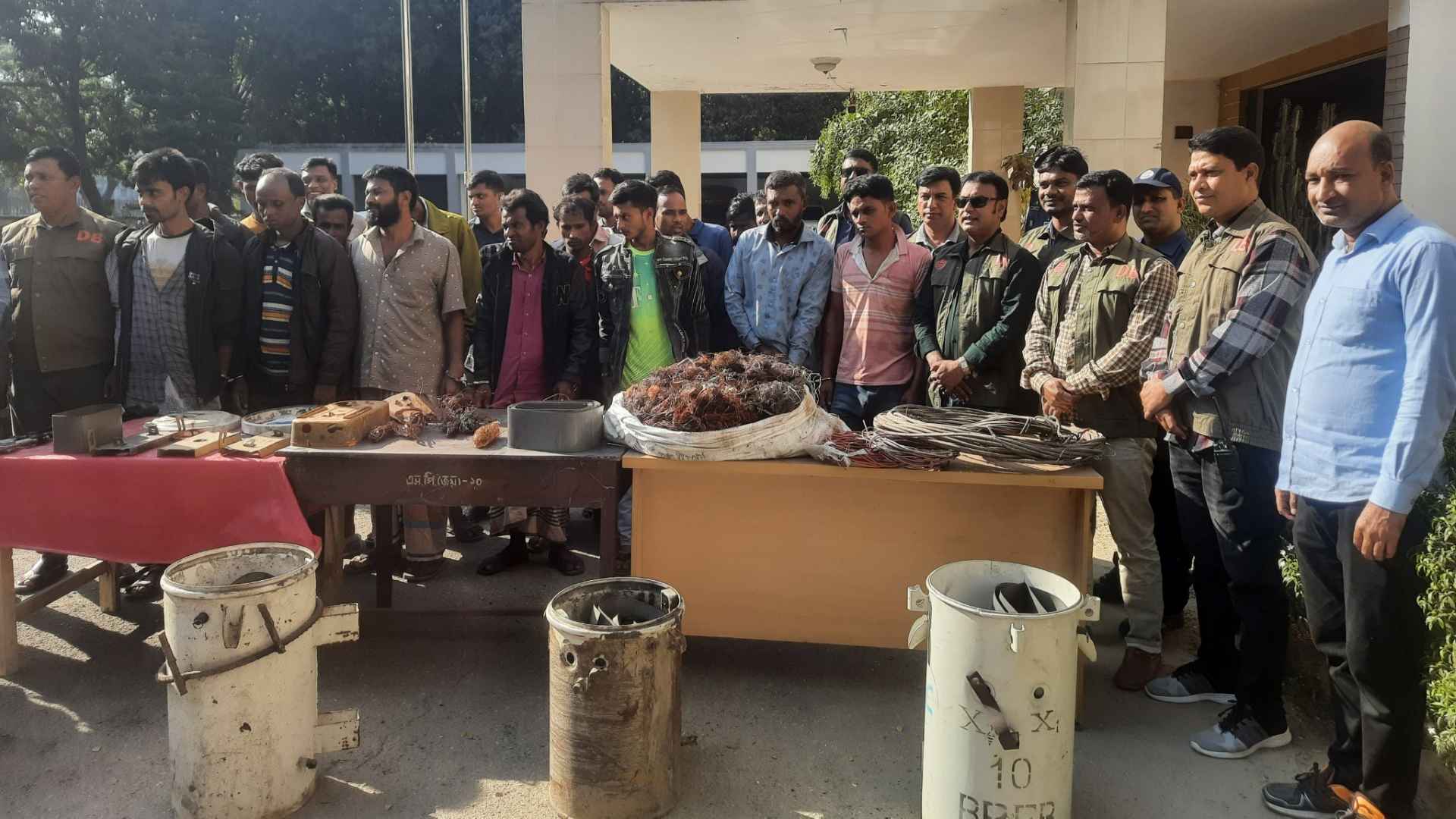 জয়পুরহাটে ট্রান্সফরমার-মিটার চোর চক্রের ১৬ সদস্য গ্রেফতার