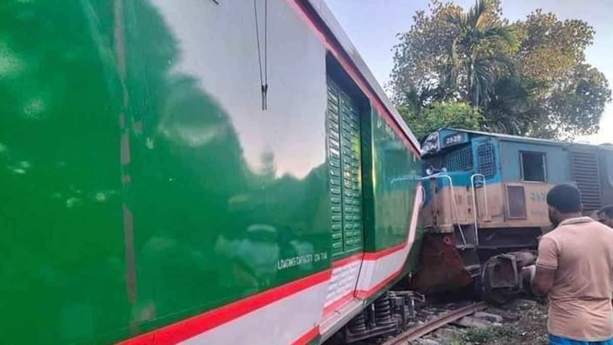 কিশোরগঞ্জ এক্সপ্রেস ট্রেনের তিন বগি লাইনচ্যুত