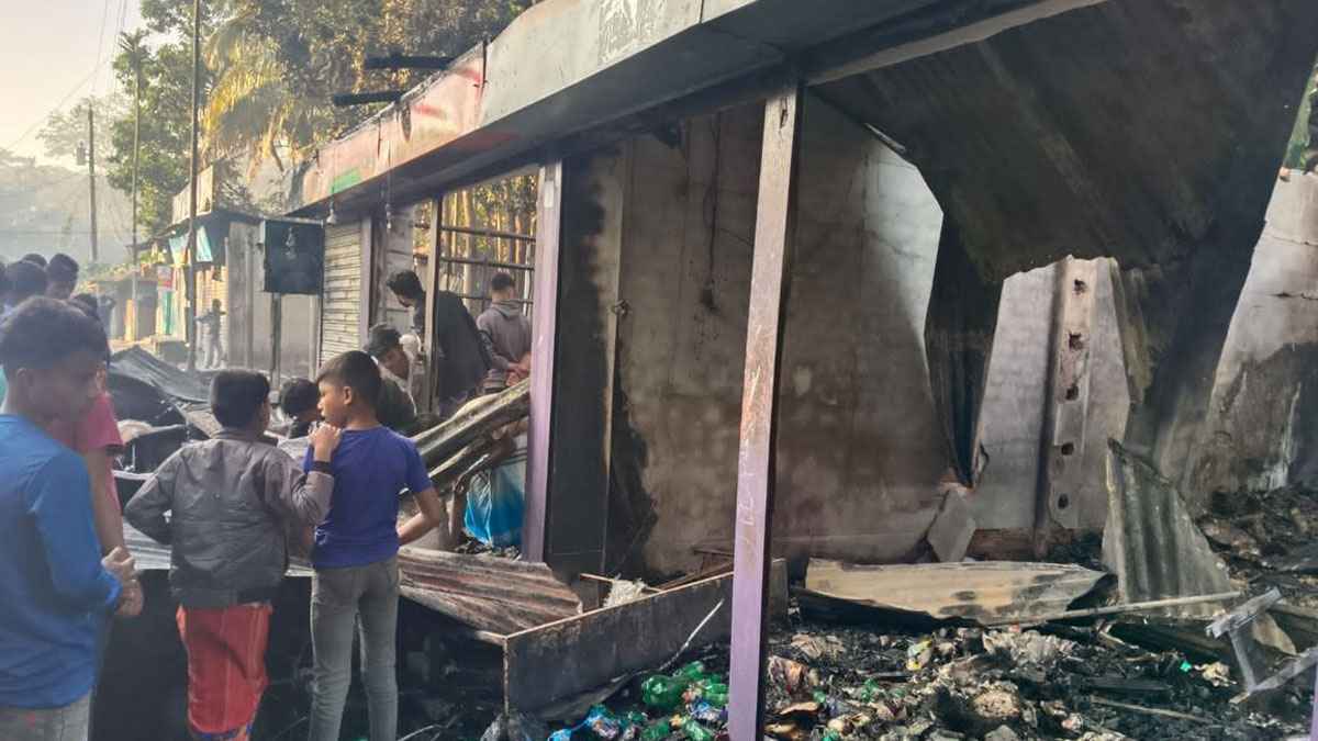 মাঝরাতে আগুনে পুড়ে ৭ দোকান ছাই