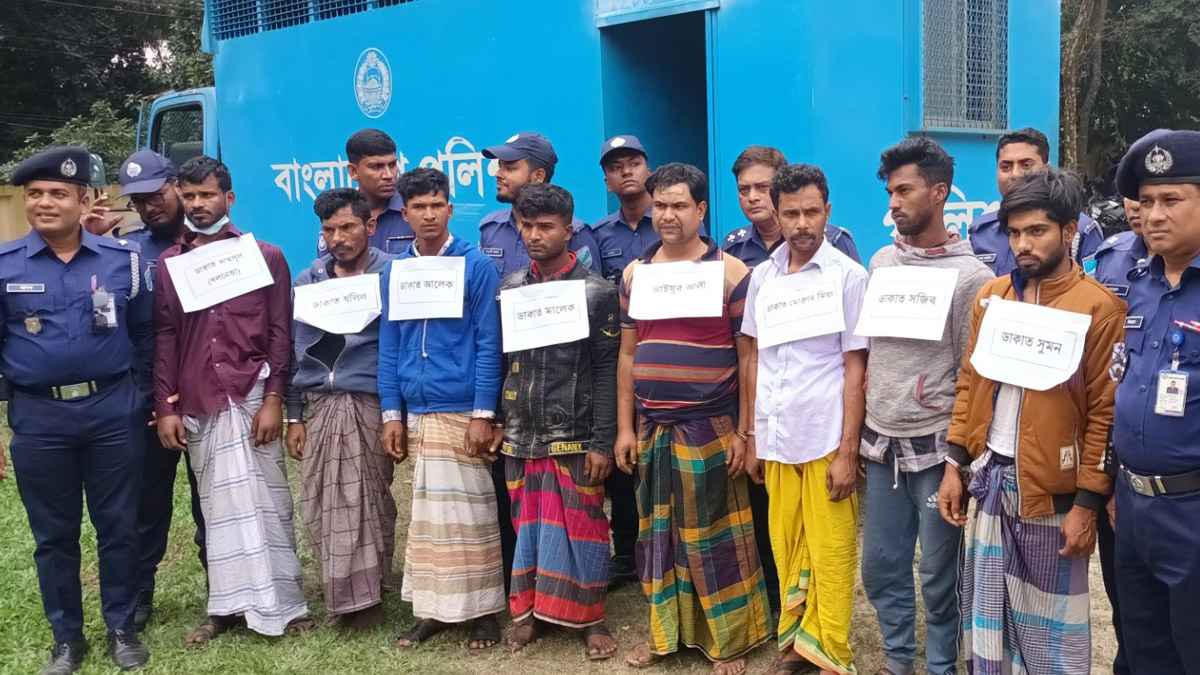 মানিকগঞ্জে ৩৫ লাখ টাকার মালামালসহ ১০ ডাকাত গ্রেফতার